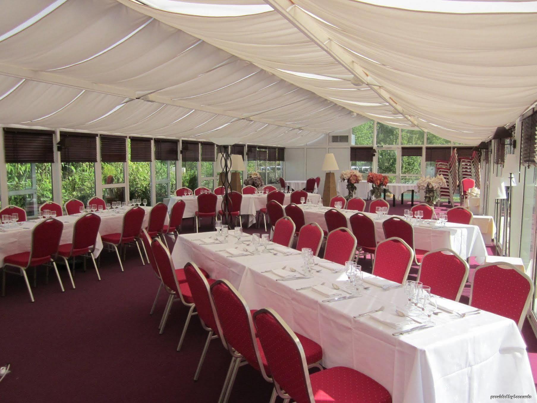 Kyriad Tours - Joué-lés-Tours Restoran gambar