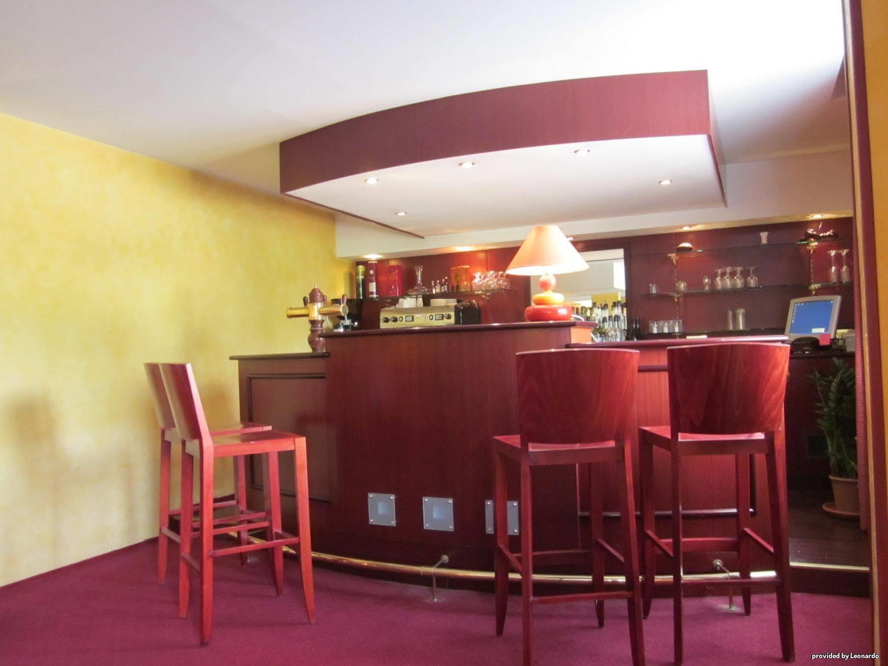 Kyriad Tours - Joué-lés-Tours Restoran gambar